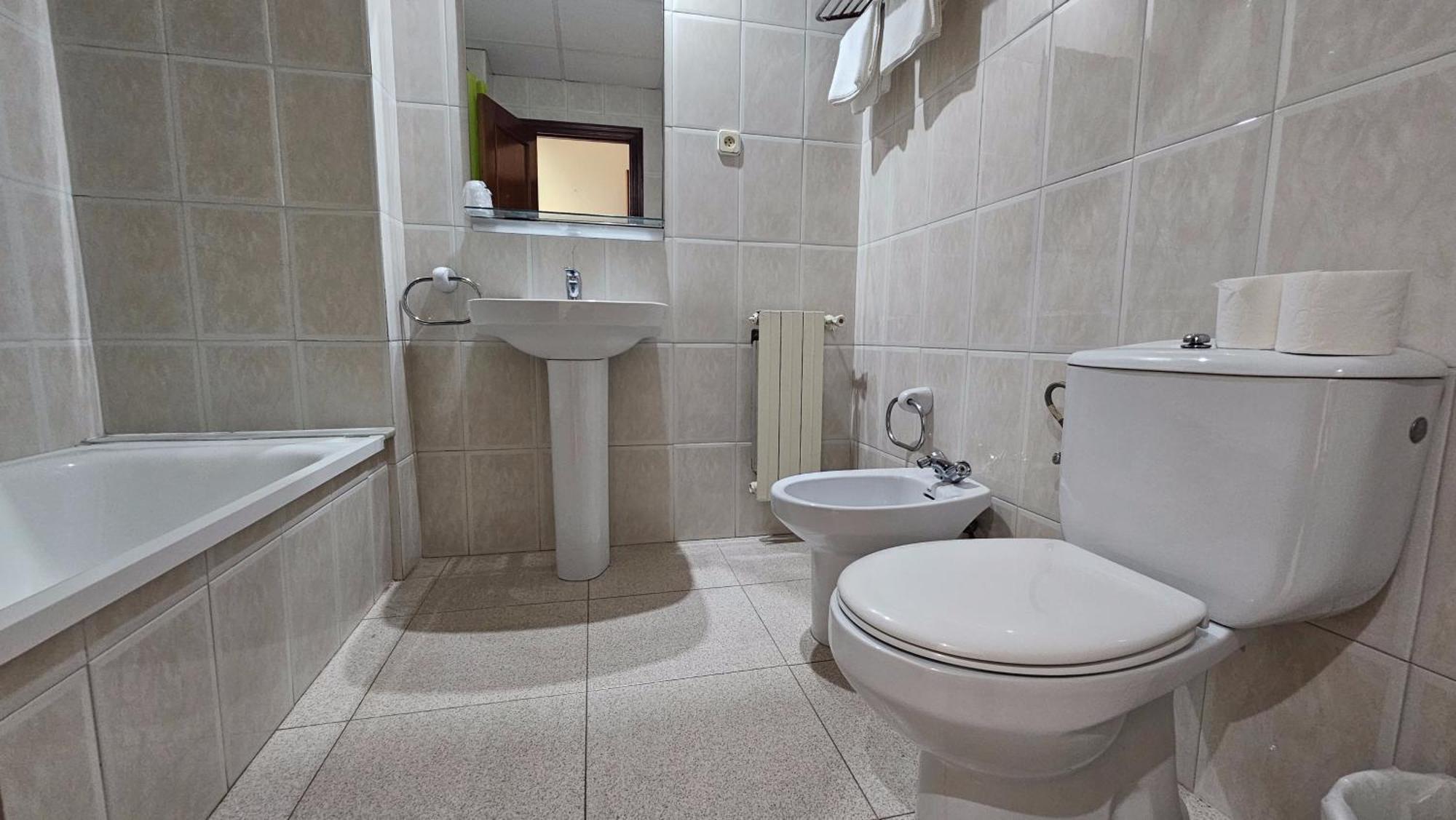 Hostal Los Manos Blanes Exterior photo